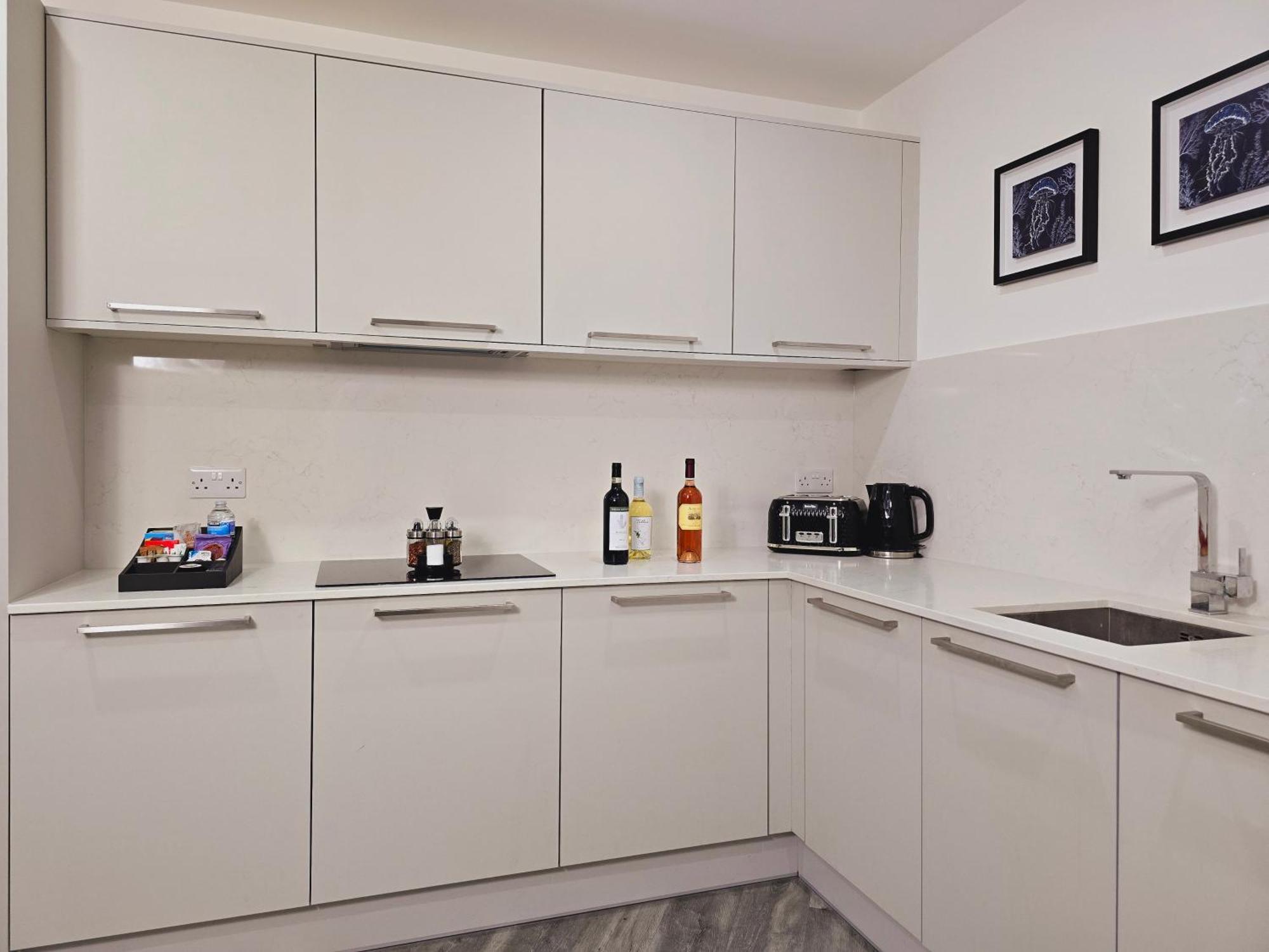 Abbey Corner By Nivaas Apartment Рединг Екстериор снимка