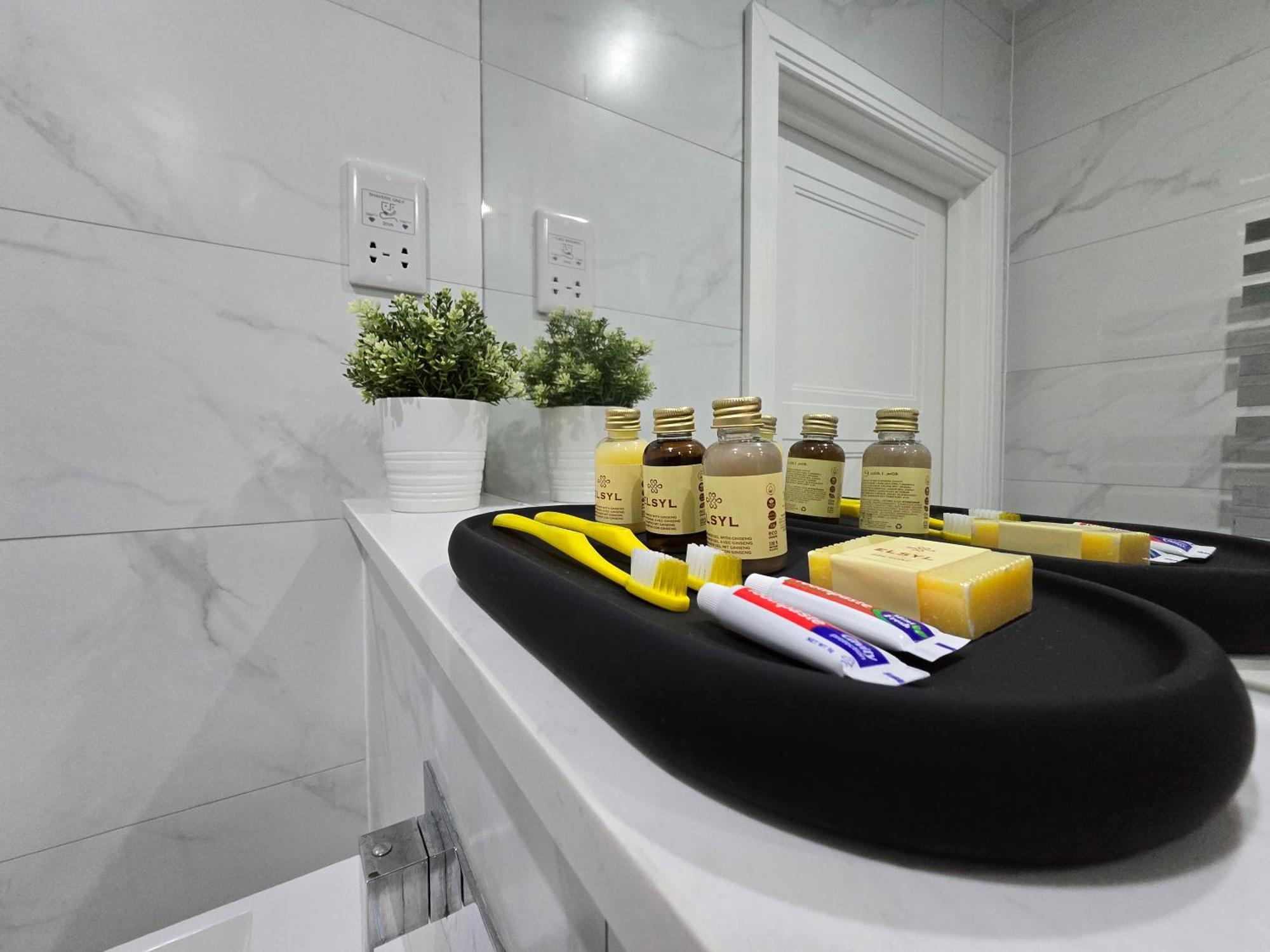 Abbey Corner By Nivaas Apartment Рединг Екстериор снимка